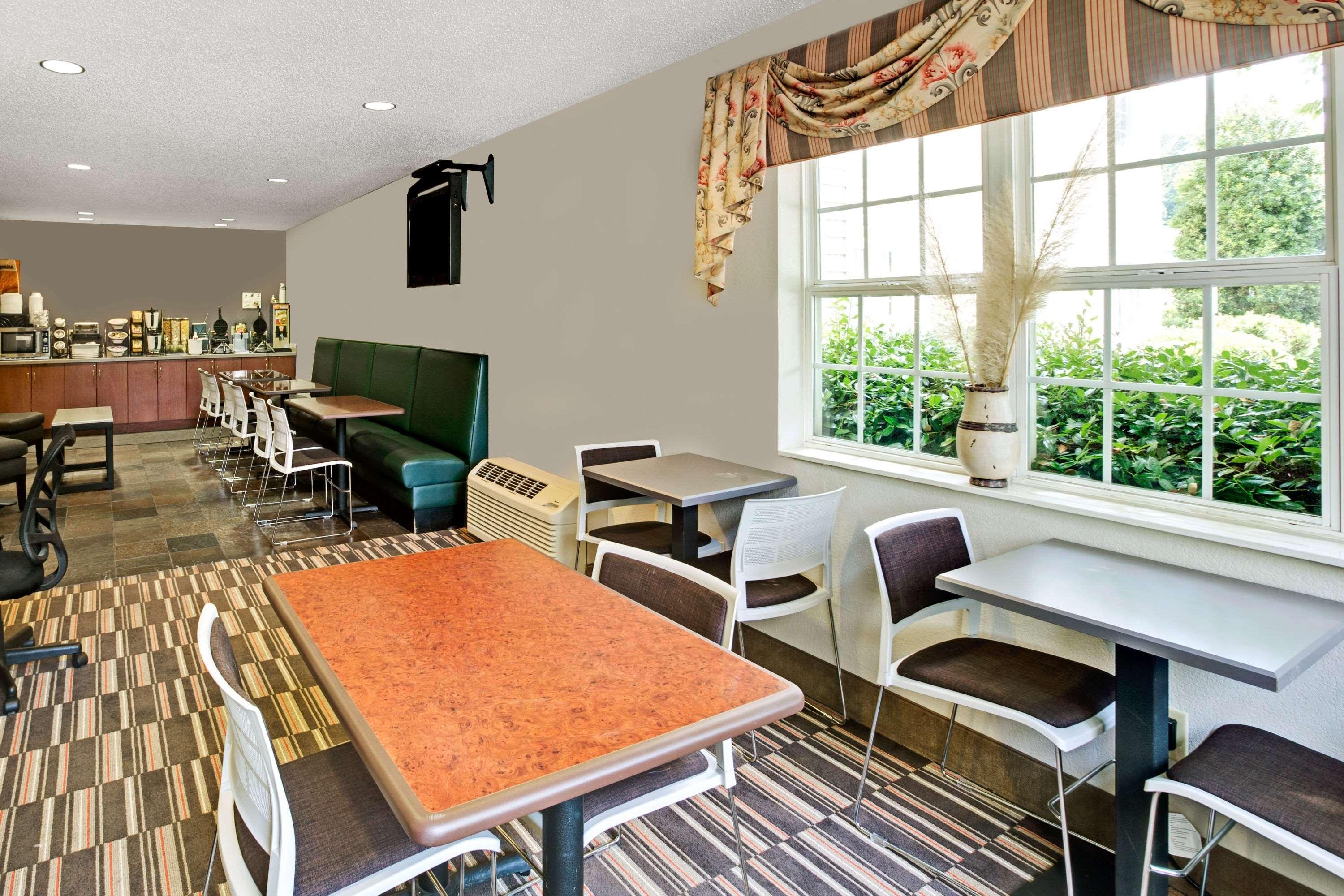 Microtel Inn & Suites By Wyndham Cherokee Ngoại thất bức ảnh